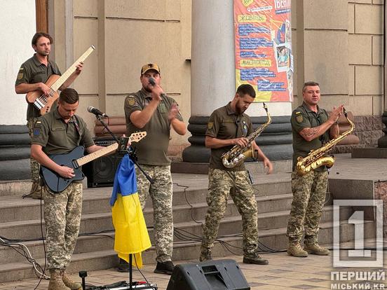 Їхали козаки і завітали до Кривого Рогу: поблизу пк «Карачуни» драйвово і патріотично запалив оркестр 93-ої ОМБР «Холодний Яр»2