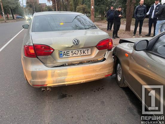 Залізний «бутерброд»: у Саксаганському районі Кривого Рогу «цьомнулися» чотири легковика4