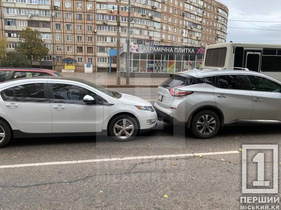 «Цьомнулися»  бамперами: на проспекті Миру Chevrolet наздогнав Nissan2