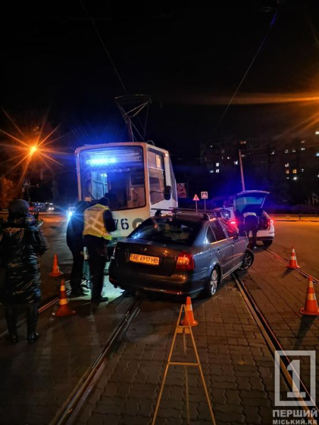 Далі вже ніхто не їде: на Свято-Миколаївській не розминулися Skoda і трамвай2