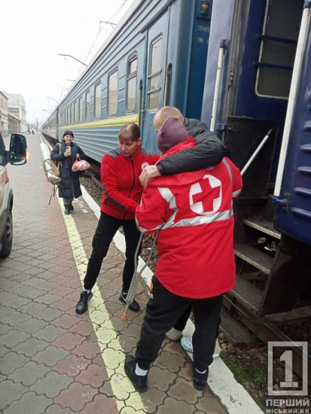 Доправили додому чоловіка на милицях: Криворізький осередок товариства Червоного Хреста України успішно виконав чергову місію1