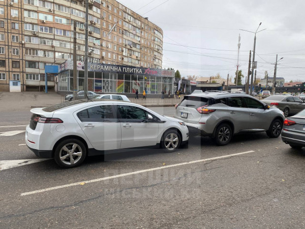 ДТП на проспекті Миру: зіткнулися автомобілі Chevrolet та Nissan1