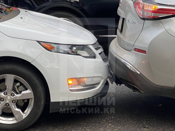 ДТП на проспекті Миру: зіткнулися автомобілі Chevrolet та Nissan0