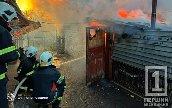 Густий дим та вогняна заграва: у Покровському районі згоріла господарча споруда