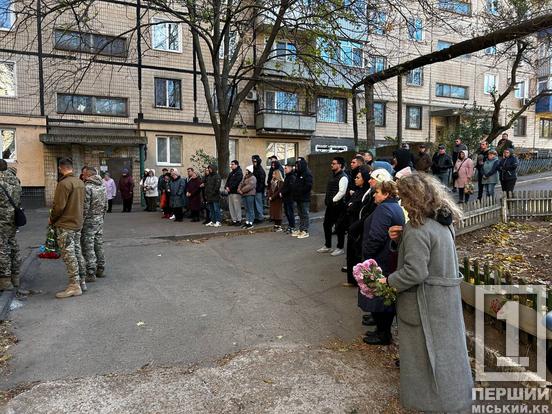 «Я гордий, що в мене був такий однокласник»: криворіжці простилися з 26-річним морпіхом Артемом Ковальчуком4