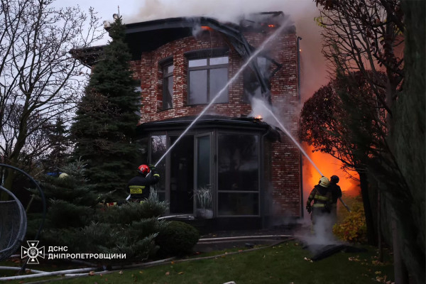 Наслідки ракетної атаки на Дніпро: фото від ДСНС0