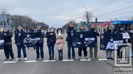 «Не забувайте, щоб ми зранку пили каву, хтось віддає своє життя»: у Кривому Розі пройшла хвилина мовчання1