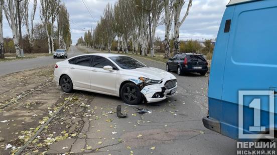 Несподіваний розворот: на Святогеоргіївській Ford врізався в бус1