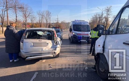 Одного з водіїв могло засліпити сонце: у Покровському районі Кривого Рогу маршрутка вдарила Ford