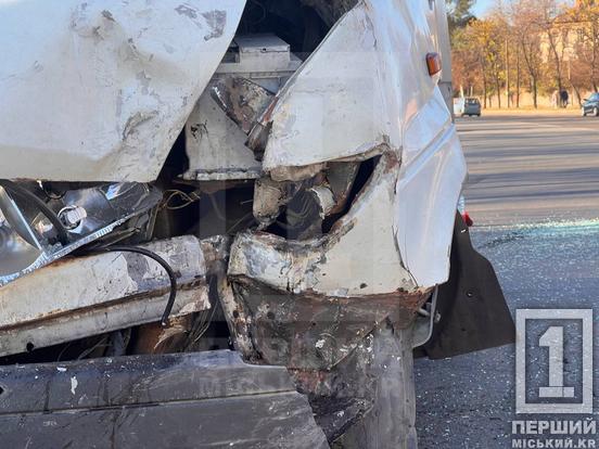 Одного з водіїв могло засліпити сонце: у Покровському районі Кривого Рогу маршрутка вдарила Ford4