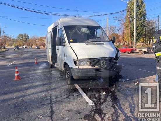 Одного з водіїв могло засліпити сонце: у Покровському районі Кривого Рогу маршрутка вдарила Ford1