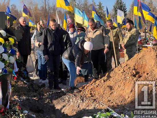 Останні квіти та сльози найрідніших: Кривий Ріг попрощався з Героєм Олександром Наумчуком1