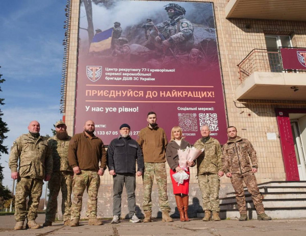 О.Вілкул: Перебуваємо у постійній взаємодії та продовжуємо надавати допомогу 77-й аеромобільній бригаді. А створений у Кривому Розі рекрутинговий Центр бригади дає змогу всім охочим ознайомитися з умовами служби та добровільно доєднатися до її лав1