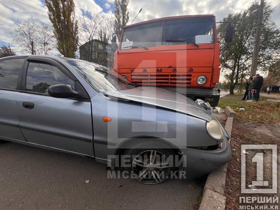 Ризикнув проскочити та не встиг: у Кривому Розі поруч з жіночим монастирем КАМАЗ вдарив Lanos3