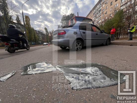 Ризикнув проскочити та не встиг: у Кривому Розі поруч з жіночим монастирем КАМАЗ вдарив Lanos4