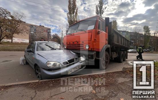 Ризикнув проскочити та не встиг: у Кривому Розі поруч з жіночим монастирем КАМАЗ вдарив Lanos