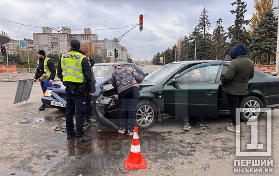 Розбили собі передки: у Кривому Розі в районі цирку була ДТП зі Славута та Skoda