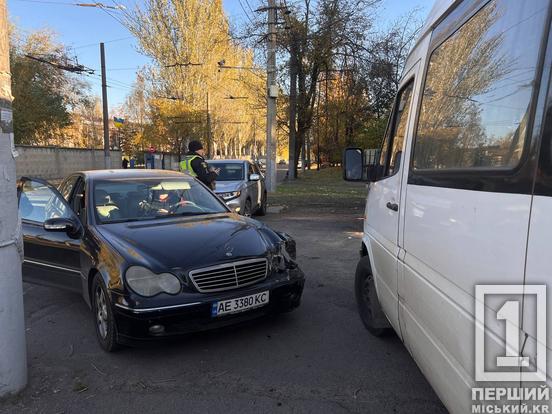 У Кривому Розі біля тролейбусного депо №2 Mercedes в'їхав у Mitsubishi2