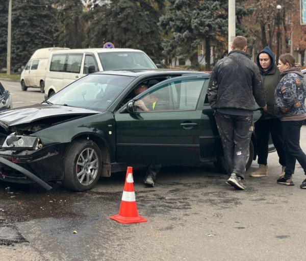 У Кривому Розі на перехресті біля цирку зіштовхнулися Skoda і «Славута»0