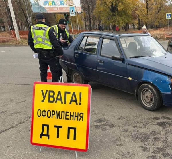 У Кривому Розі на перехресті біля цирку зіштовхнулися Skoda і «Славута»1