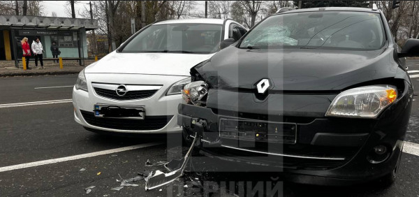 У Кривому Розі поряд з автовокзалом не розминулися дві легкові автівки0