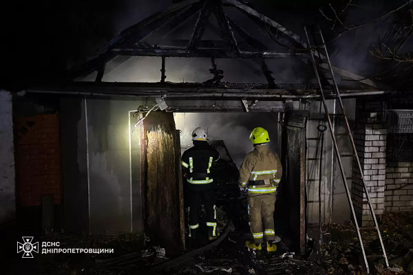 У Кривому Розі згорів гараж з автомобілем всередині1