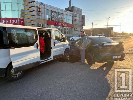 В обох побиті «передки»: у Саксаганському районі зіткнулися Renault та Мitsubishi1