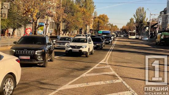 Величезний затор на 95-му кварталі: у Кривому розі сталася ДТП з вантажівкою та легковиком4