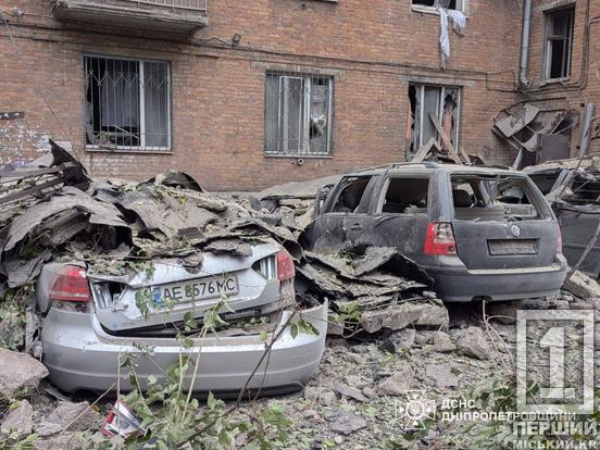 Вісім постраждалих, дитина – у лікарні: окупанти влучили балістикою по п'ятиповерхівці у Кривому Розі2