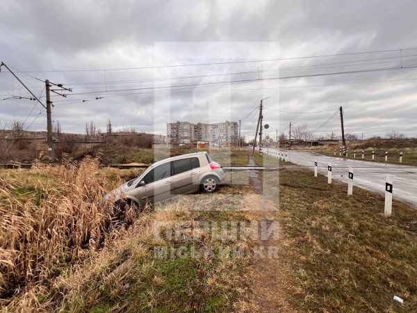 Чергова ДТП у Кривому Розі: автомобіль занесло в кювет, його керманич зник1