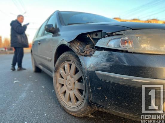 Могло засліпити сонце: на Володимира Великого не розминулися бус та Renault2