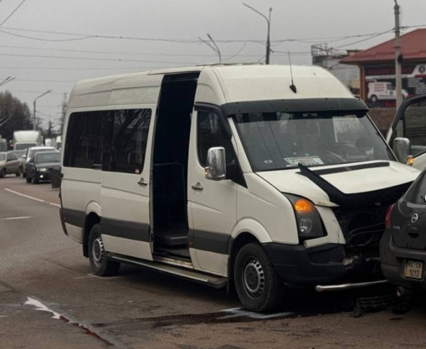 На перехресті вулиць Вільної Ічкерії та Дарвіна зіштовхнулися Nissan та маршрутне таксі №2550