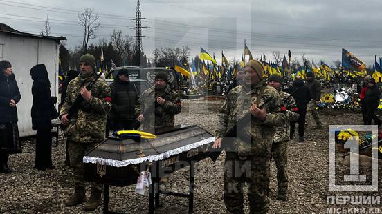 Поховали майже через рік після загибелі: криворіжці попрощалися з солдатом Віталієм Григораком4