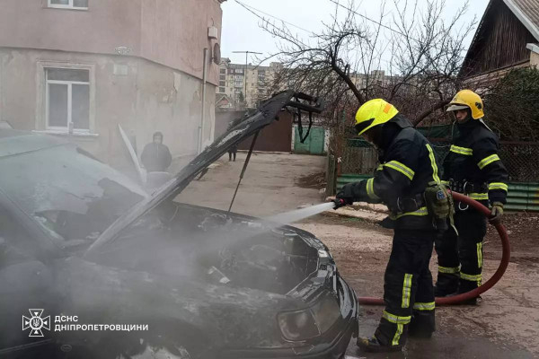 Полум’я на зупинці: у Тернівському районі горів легковик2