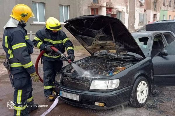 Полум’я на зупинці: у Тернівському районі горів легковик0