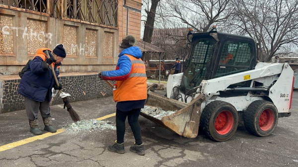 Продовжуємо ліквідацію наслідків вчорашнього ракетного удару по нашому місту3