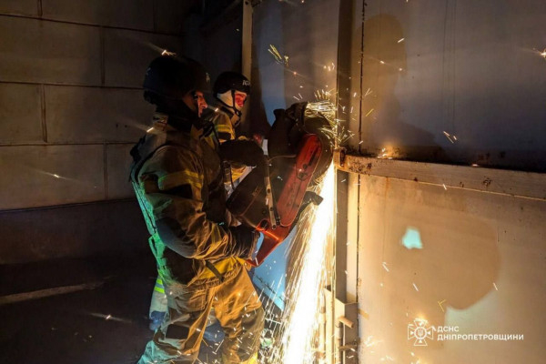 Триває ліквідація наслідків ворожого ракетного удару по Кривому Розі 6 грудня2