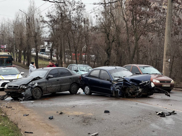 У Кривому Розі біля мікрорайону Гірницький сталася потрійна ДТП0