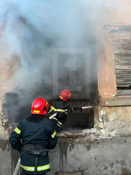 У Кривому Розі горить будівля колишнього ПТУ0