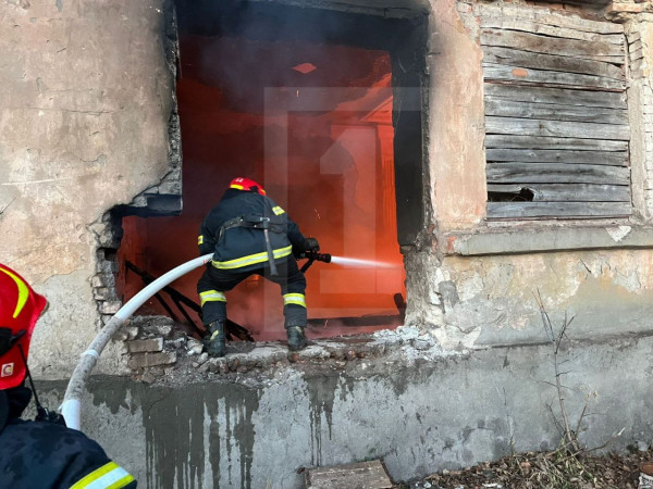 У Кривому Розі горить будівля колишнього ПТУ2