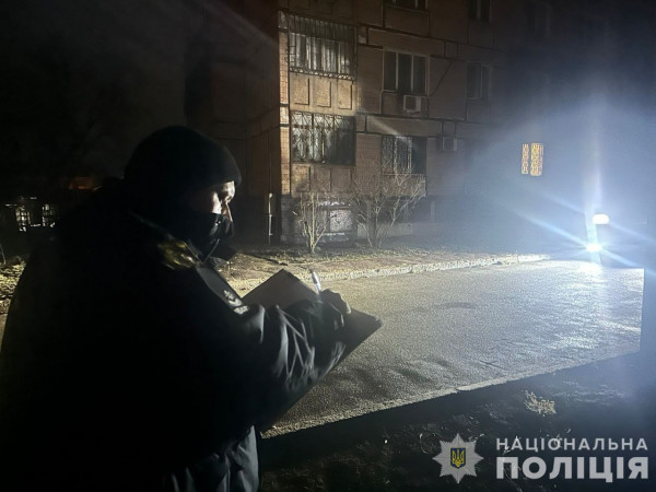 У Кривому Розі на місці ракетного удару розгорнуто мобільний пункт поліції для прийому звернень громадян1