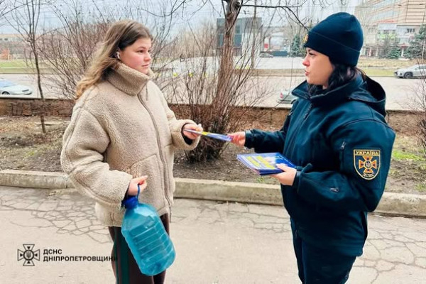 У Кривому Розі рятувальники навчали населення основам протимінної безпеки2