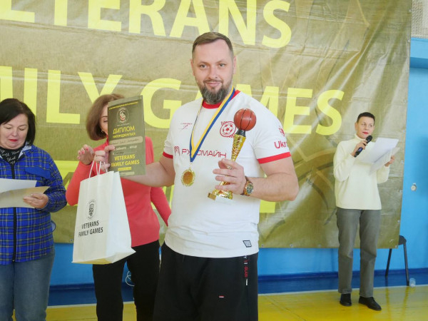 У Кривому Розі, у рамках спортивних змагань VETERANS FAMILY GAMES, ветерани, військовослужбовці та члени їх родин вже вдруге випробували себе в змаганнях зі стрітболу6