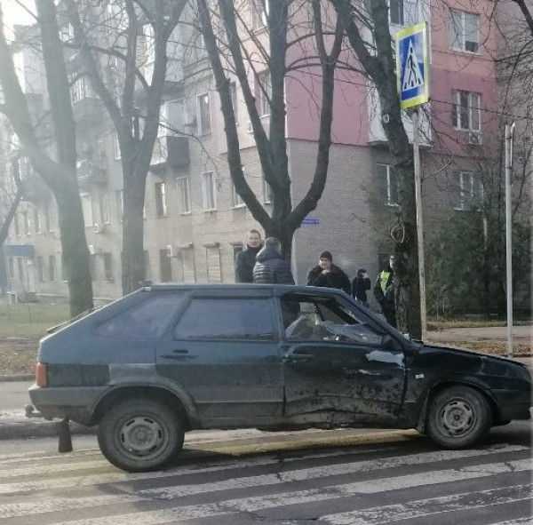 У Металургійному районі два легковики не поділили перехрестя. Один з водіїв отримав травми1