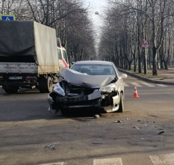 У Металургійному районі два легковики не поділили перехрестя. Один з водіїв отримав травми0