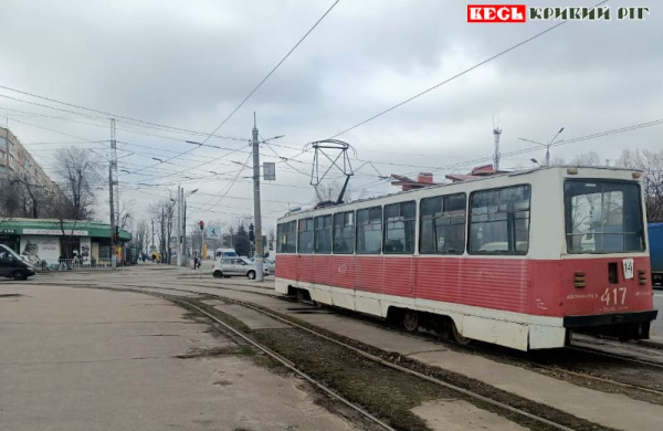 Трамвай №14 прямує до зупинки «Перша лікарня» в Кривому Розі