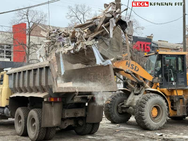 Комунальники прибирають після ракетного удару вул. Свято-Миколаївську в Кривому Розі