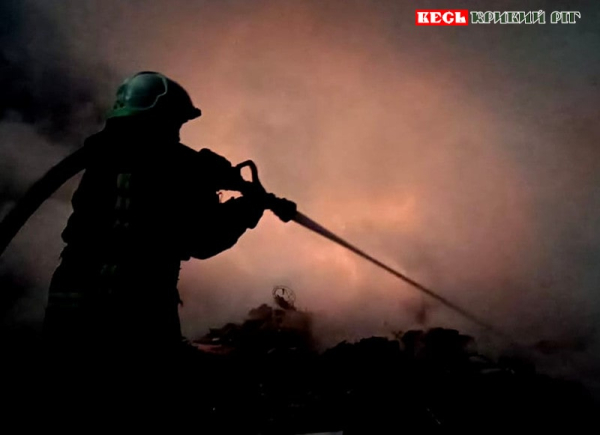 Рятувальник приборкує пожежу на Дніпропетровщині