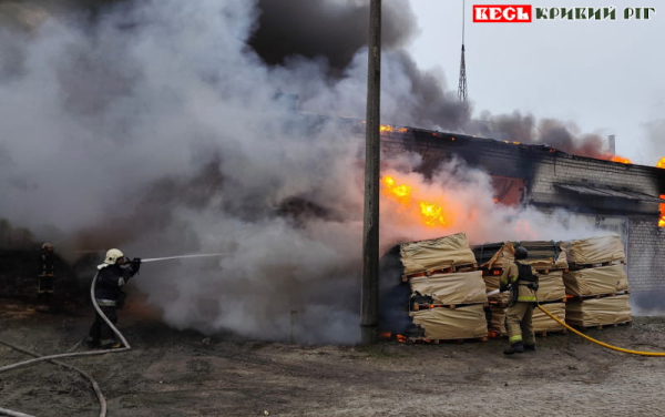 Уламки збитої ракети спричинили пожежу в складах на Кіровоградщині