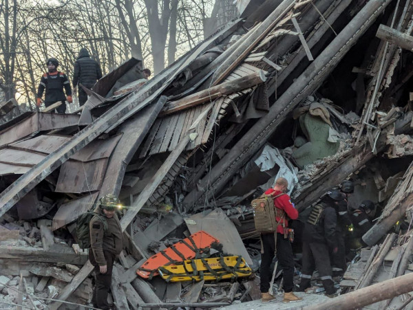 З-під завалів потрощеної багатоповерхівки у Кривому Розі дістали ще одну людину2